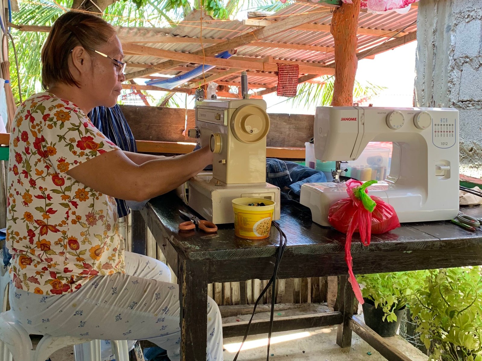 Thelma sur le balcon en train de coudre, Biliran, Philippines, travel planner, voyage en immersion