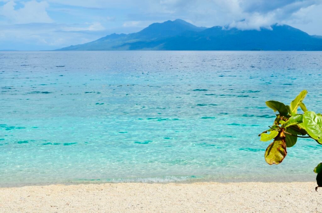 mer bleue, bateau, plage, Sambawan, Maripipi au fond, Biliran, Philippines, travel planner, voyage en immersion