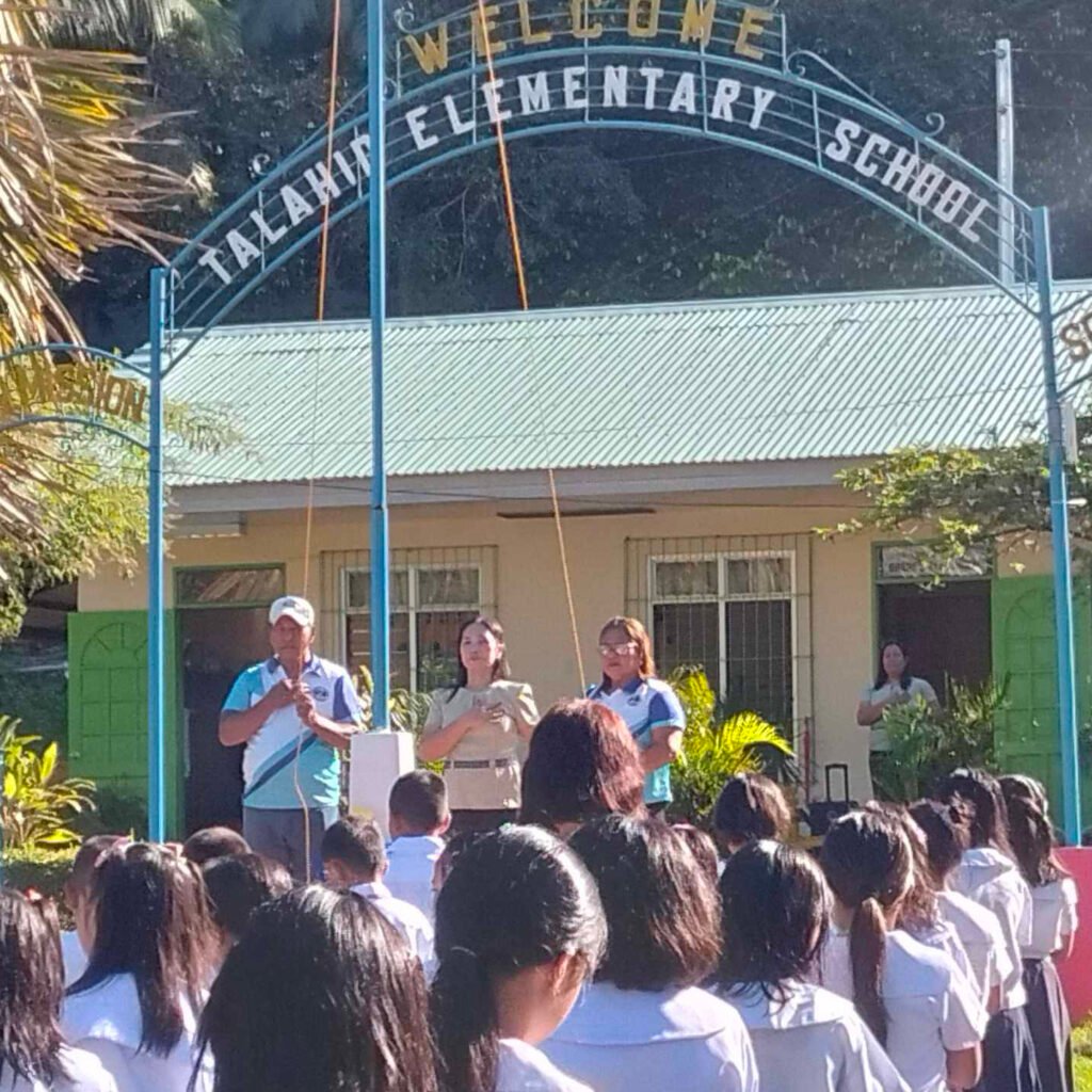 Les enseignants et les élèves de Talahid Elementary School à Biliran, Philippines, rassemblés pour la cérémonie du matin devant l’école soutenue par le projet “Des cahiers pour Talahid”.